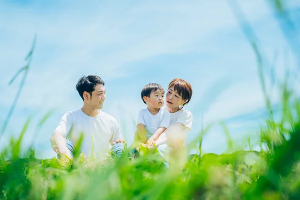 Parents Child Sitting Sunny Green Space Fine Day — Fotografia de Stock