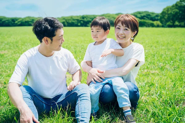 Rodiče Jejich Dítě Sedí Slunném Zeleném Prostoru Pěkného Dne — Stock fotografie