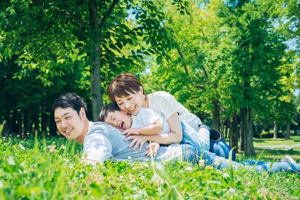 Parents Child Lying Happily Meadow — Fotografia de Stock