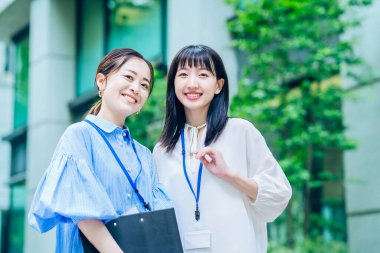 Asyalı iş kadınları dışarıda sıraya girdiler.