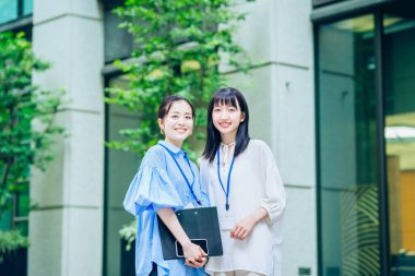 Asyalı iş kadınları dışarıda sıraya girdiler.