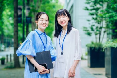 Asyalı iş kadınları dışarıda sıraya girdiler.