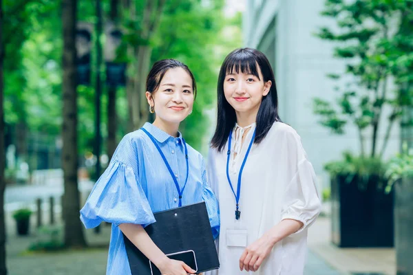 Asian Business Women Lined Outdoors — Stok fotoğraf