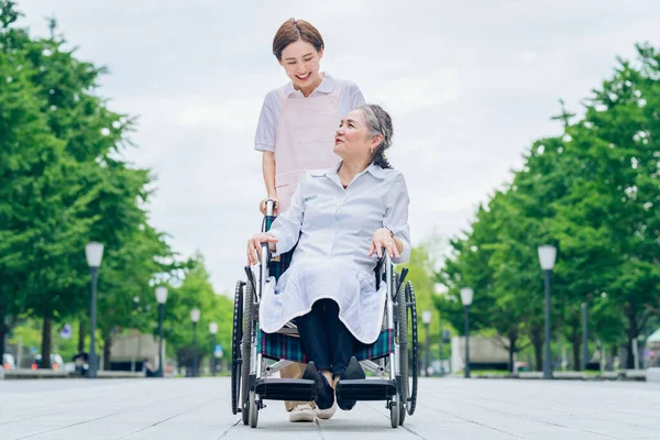 Woman Wheelchair Young Woman Apron Care Outdoors — Foto de Stock