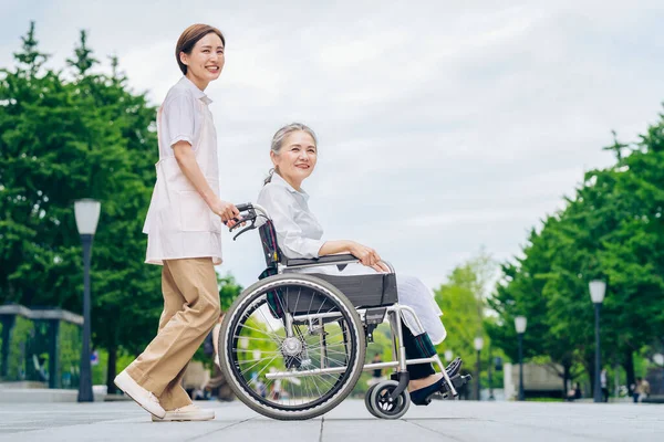 Woman Wheelchair Young Woman Apron Care Outdoors — Foto de Stock