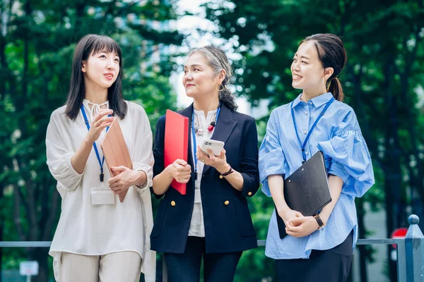Universitätsstudenten Neue Mitarbeiter Junge Frauen Und Ältere Mitglieder Der Gesellschaft — Stockfoto