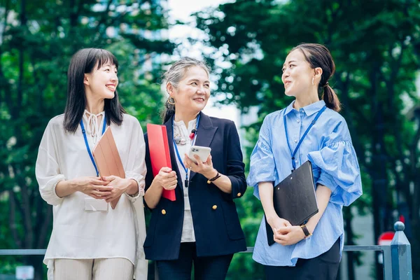 Business Team Centered Gray Haired Woman Outdoors — Stockfoto