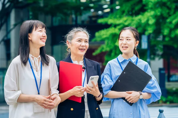 Studenti Universitari Nuovi Dipendenti Giovani Donne Membri Anziani Della Società — Foto Stock