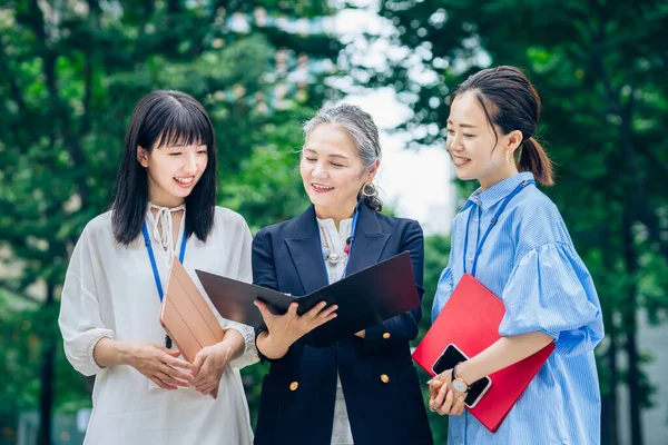 University Students New Employees Young Women Senior Members Society — Stockfoto