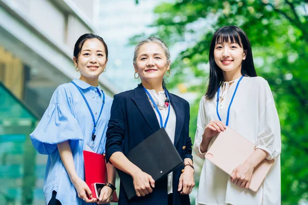 Universitätsstudenten Neue Mitarbeiter Junge Frauen Und Ältere Mitglieder Der Gesellschaft — Stockfoto