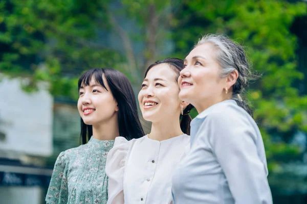 Tre Donne Diverse Generazioni All Aperto — Foto Stock