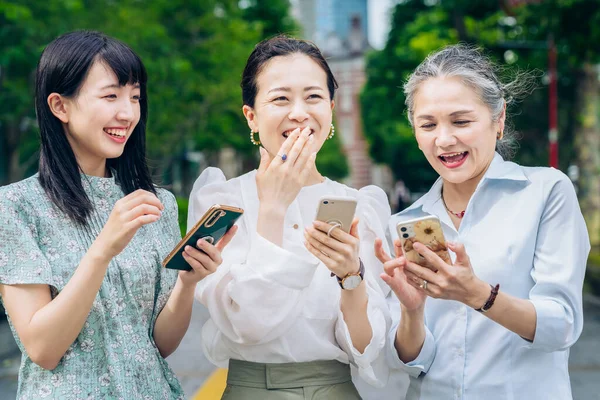 Gray Haired Woman Learning How Use Smartphone Two Young Women — Stockfoto