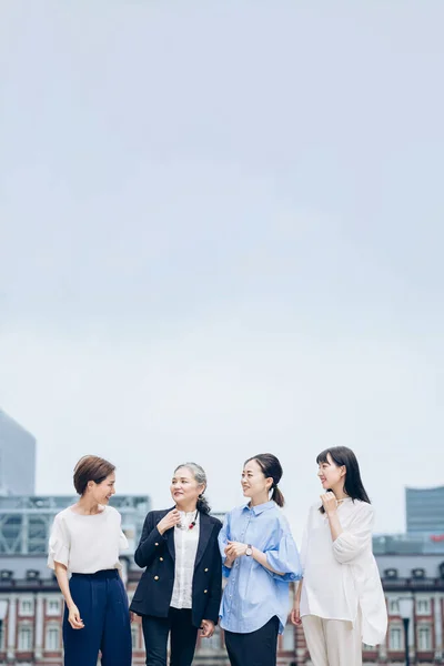 Vier Geschäftsfrauen Stehen Lächelnd Freien — Stockfoto