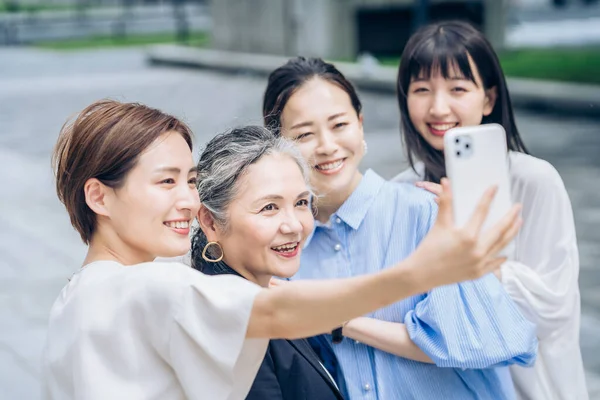 Women Various Ages Taking Commemorative Photos Outdoors — Stok fotoğraf