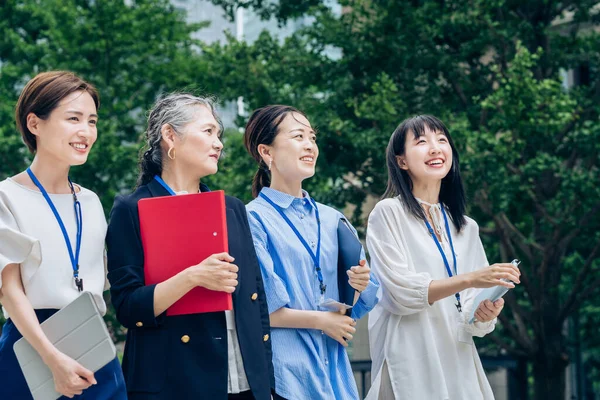 Business Women Various Ages Walking Business District — Stockfoto