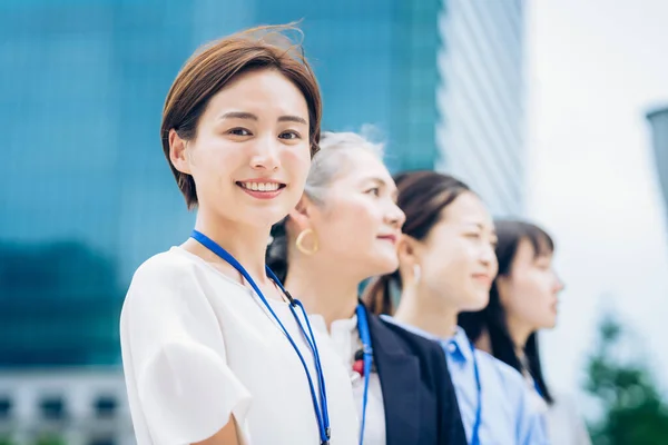 Asiatische Geschäftsfrauen Stehen Draußen Schlange — Stockfoto