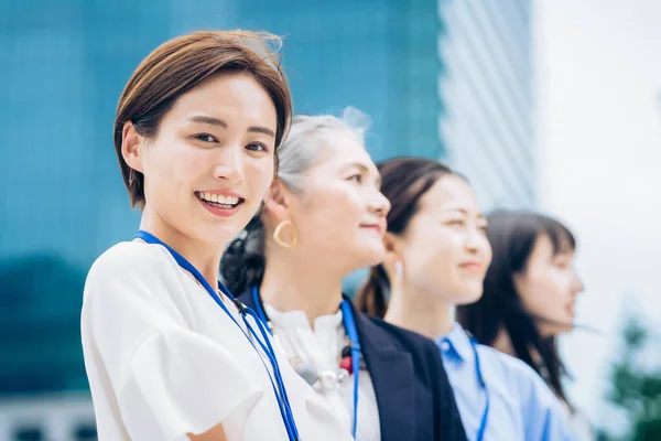 Asiatische Geschäftsfrauen Stehen Draußen Schlange — Stockfoto