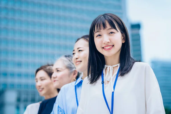 College Studentin Neue Angestellte Junge Frau Und Ältere Mitglieder Der — Stockfoto