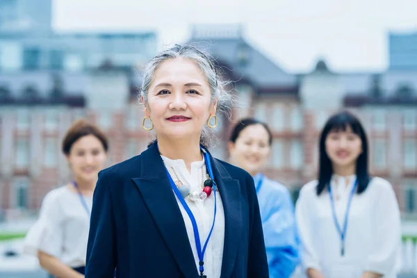Business Team Centered Gray Haired Woman Outdoors — Stok fotoğraf
