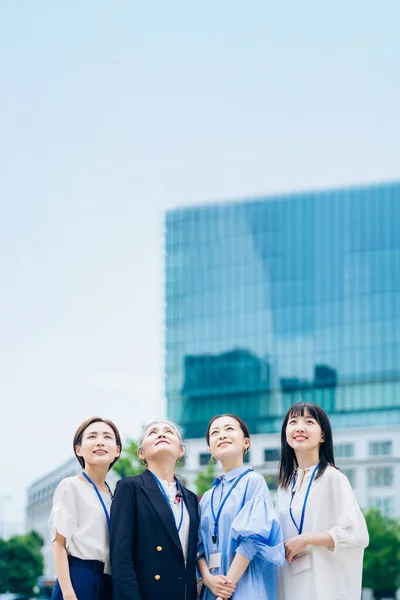 Business Women Various Ages Looking Sky — Foto Stock