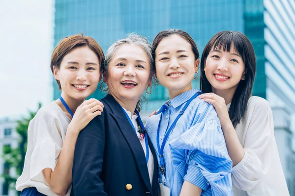 Donne Affari Varie Generazioni All Aperto — Foto Stock