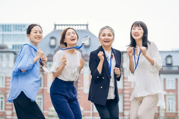 Business Women Various Ages Who Bounce Vigorously Outdoors — Stockfoto