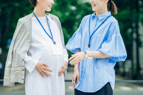 Zakelijke Vrouw Praten Met Een Zwangere Vrouw Buiten — Stockfoto