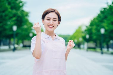 Açık havada önlüklü genç kadın.