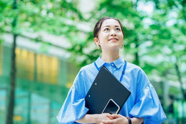 Greenful Business Street Bir Kadınının Açık Hava Portresi — Stok fotoğraf