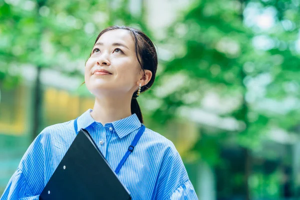 Greenful Business Street 'te bir iş kadınının açık hava portresi.