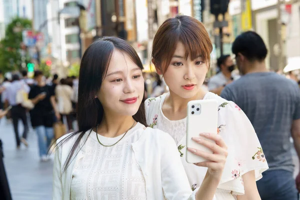 Young Women Taking Selfies City — Stockfoto