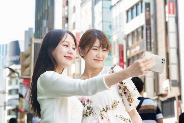 Two Young Women Taking Selfies City — ストック写真