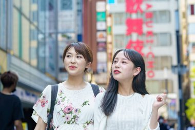 Genç kadın şehirde alışveriş