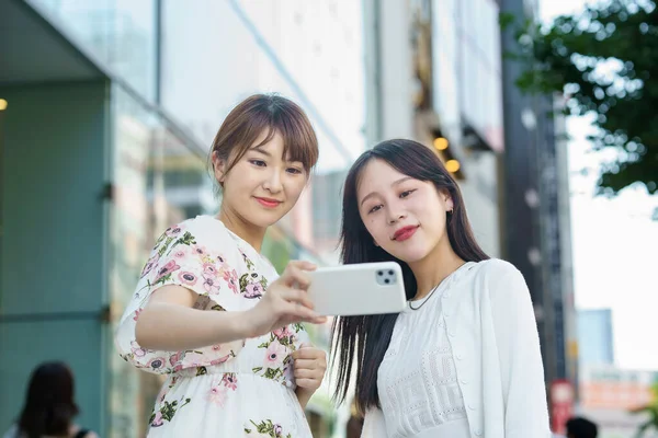 Şehirde Selfie Çeken Genç Kadınlar — Stok fotoğraf