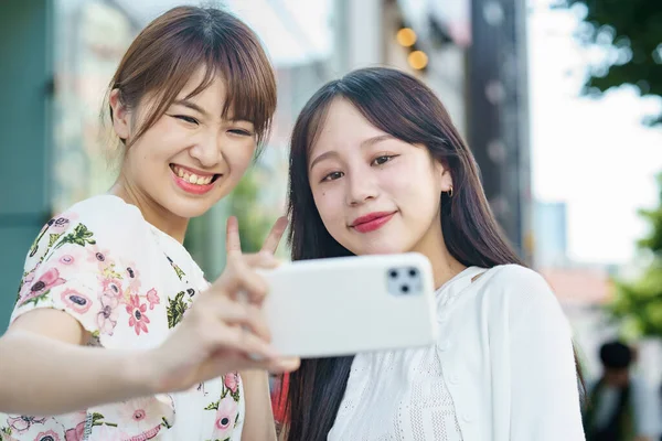 Two Young Women Taking Selfies City — Stockfoto