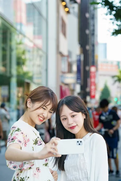 Two Young Women Taking Selfies City — Photo