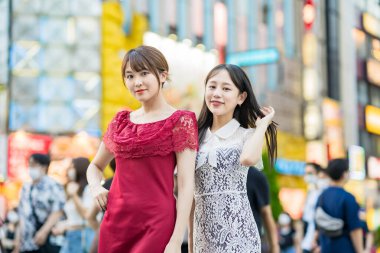 Şehir merkezinde poz veren iki genç kadın.