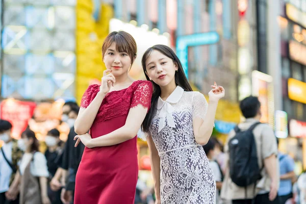 Two Young Women Posing Downtown — Φωτογραφία Αρχείου