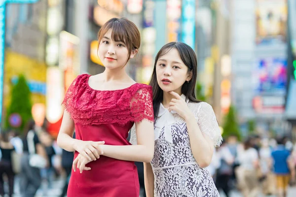 Two Young Women Posing Downtown — Φωτογραφία Αρχείου