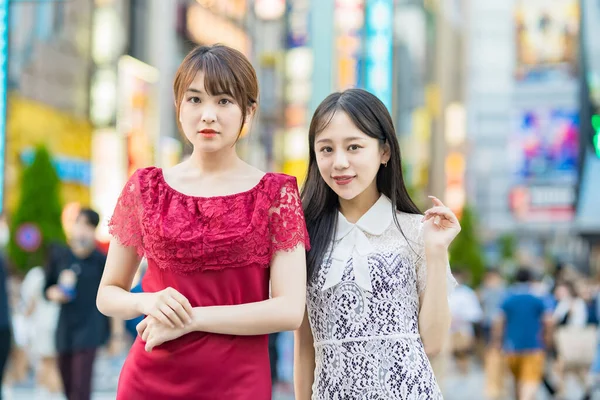 Two Young Women Posing Downtown — Fotografia de Stock