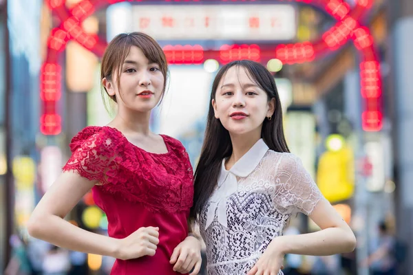 Two Young Women Posing Downtown — Stockfoto