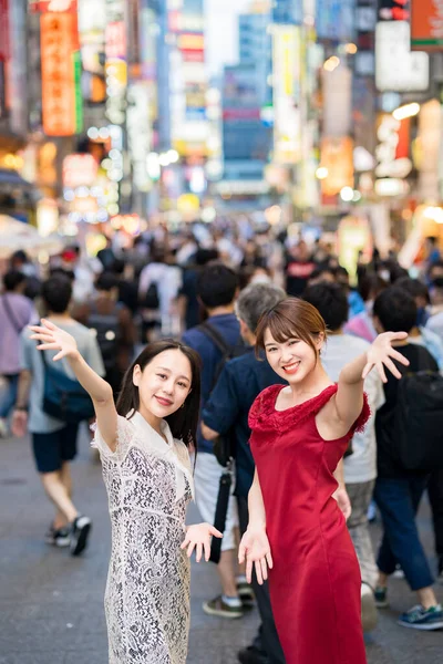 Two Young Women Posing Downtown — Foto de Stock