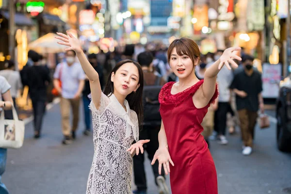 Two Young Women Posing Downtown — Φωτογραφία Αρχείου