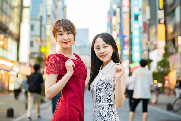 Two Young Women Posing Downtown — Φωτογραφία Αρχείου