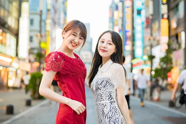 Two Young Women Posing Downtown — Stok fotoğraf