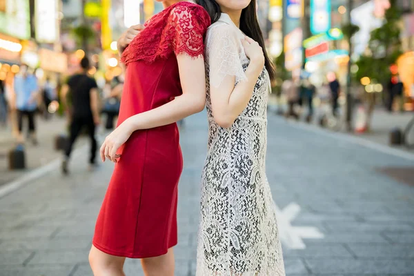 Two Young Women Posing Downtown — Φωτογραφία Αρχείου