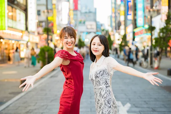 Two Young Women Posing Downtown — 스톡 사진