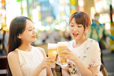 İki kadın ve bir bardak bira.