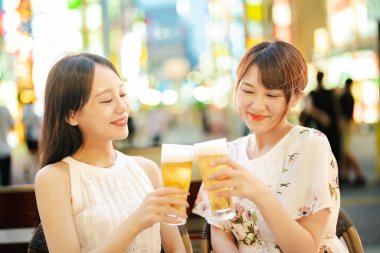 İki kadın ve bir bardak bira.