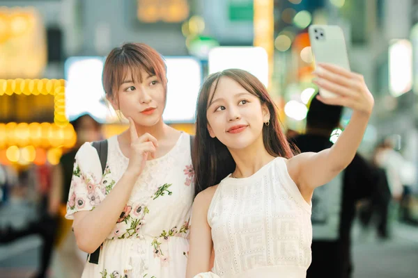 Young Women Taking Selfies Downtown — Foto Stock